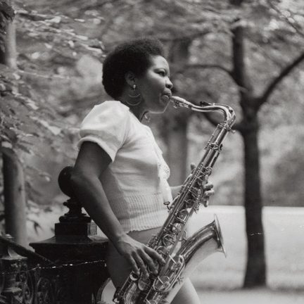 Amerikaanse tenor saxofoniste Rosa King in park Amsterdam. Foto Rijksvoorlichtingsdienst Nationaal Archief