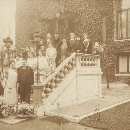 Betty en Eduard Lehmann tijdens hun 25 jarige huwelijk op het bordes van de villa 1925