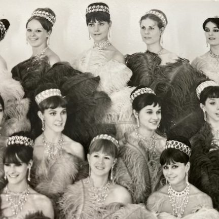 Danseressen van de Revue, foto prive bezit