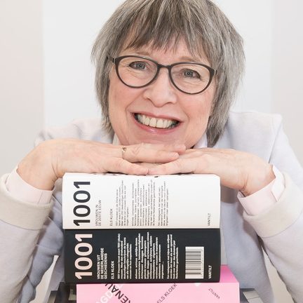 Els Kloek met boek 1001 vrouwen, foto Monique Kooijmans