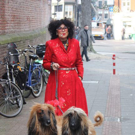 Fong Leng aankomst opening tentoonstelling Fong Leng Fashion Art 2013 in het Amsterdam Museum, foto Amsterdam Museum