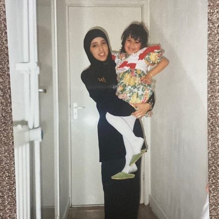 Foto waarop Fatima Elatik Selma Lemsaadi als klein meisje in haar handen houdt.
