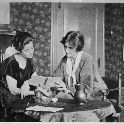 Frieda Belinfante (links) en haar geliefde Henriëtte Bosman in hun huis aan de Hendrik Jacobszstraat in Amsterdam. De foto werd ergens tussen 1927 en 1929 genomen. Foto: Wikimedia Commons – United States Holocaust Memorial Museum