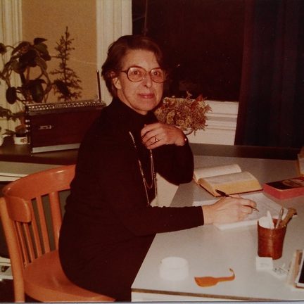 Jo Fiedeldij Dop aan haar, met slagzin gewonnen Gispen bureau, in haar werkkamer, 1978. Foto Huib de Boer, privébezit