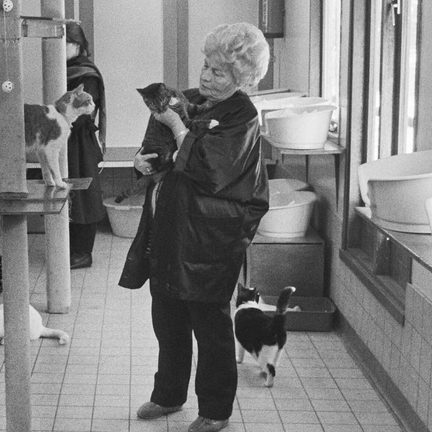Mevrouw H. van Weelde op de Poezenboot op de Singel in Amsterdam 1986 foto Nationaal Archief Roland Gerrits Anefo