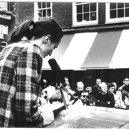De moeder van Luan Buleshkaj draagt een gedicht voor op het Spui eind jaren '70. Prive foto