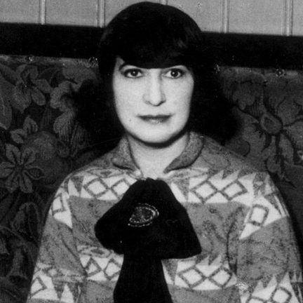 Mary Dorna, in een café, circa 1930, Spaarnestad Photo/ Nationaal Archief, publiek domein