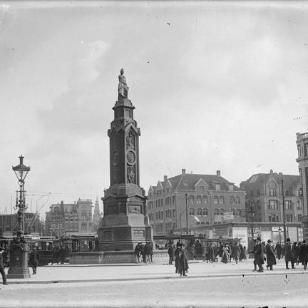 Standbeeld Naatje op de Dam, inmiddels gesloopt, foto Johannes Cornelis Steenbergh, RCE