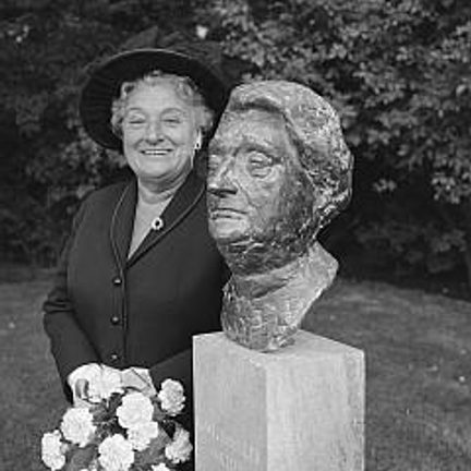 Truus Wijsmuller bij haar borstbeeld, 1965, fotograaf: Ron Kroon (ANEFO), collectie Nationaal Archief
