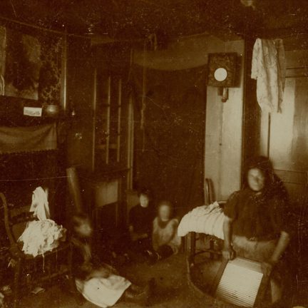 Interior of house on Lindengracht, about 1895, photographer: Eduard Weismüller, collection Stadsarchief Amsterdam