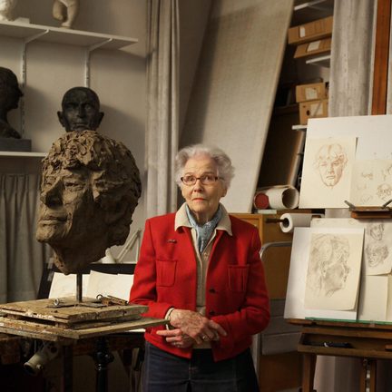 Constance Wibaut in haar atelier Harmoniehof 37 in Amsterdam foto Martin Alberts Stadsarchief Amsterdam