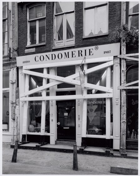 Exterieur condomerie "Het Gulden Vlies", foto Stadsarchief/Martin Alberts