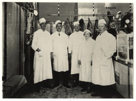 Maria op haar werk in de slagerij, foto privé archief