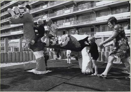 Spelende kinderen op een woezel in de Molenwijk ter plaatse van de flat Tjasker, augustus 1972. Foto Archief van de Dienst
Ruimtelijke Ordening Beeldbank Stadsarchief Amsterdam.