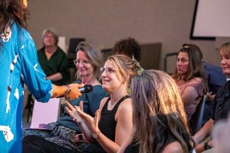 Debra Knoop en haar moeder tijdens het evenement 'De Overgang in Beeld' van Bloody Beautiful (een project van Studio Affect Lab), 2023. Foto Anisa Xhomaqi