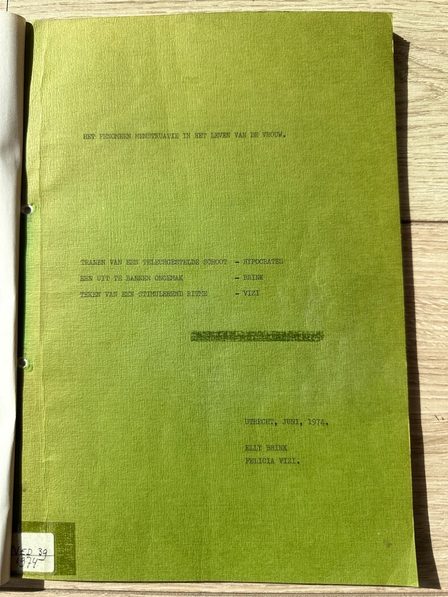 Elly Brink en Felicia Vizi paper Het fenomeen menstruatie in het leven van de vrouw 1974 Atria Archief