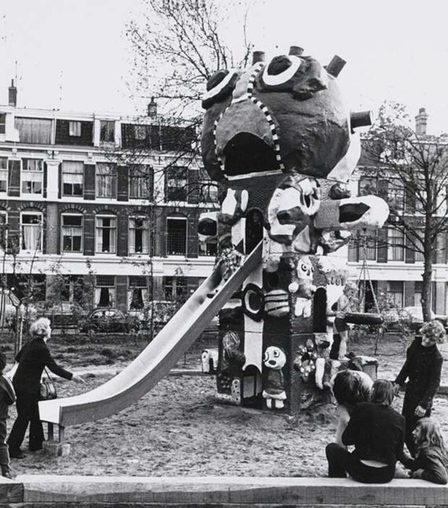 De woezelflat van de Floriade werd in 1973 herplaatst op het terrein van de afgebroken Sint Willibrorduskerk. Datering 19 mei
1973. Foto Collectie G. L. W. Oppenheim (1906-1984) Beeldbank Stadsarchief Amsterdam