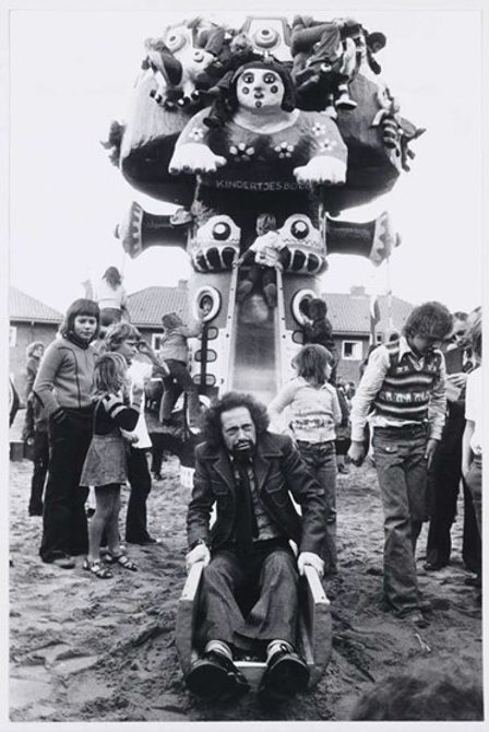 Wethouder van Onderwijs en Jeugdzaken Rudi van der Velde (CPN) nam het speelobject aan de Kalmoesstraat Floraweg in
Amsterdam-Noord op 4 oktober 1975 in gebruik. Foto ANEFO Collectie Stadsarchief Amsterdam foto’s Beeldbank
Stadsarchief Amsterdam