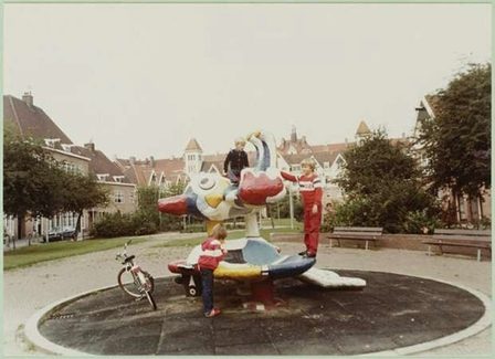 Woezel in de vorm van 2 visarenden in de speelplaats aan de Zaanhof, september 1981. In deze woezel bevindt zich een
waterinstallatie die wordt beheerd door de bewoners, waardoor de woezel op zomerse dagen een waterstraal uit de snavel kan
spuiten. | Foto: Archief van de Dienst Ruimtelijke Ordening / Beeldbank Stadsarchief Amsterdam. Informatie over de
waterinstallatie geraadpleegd via het Amsterdam Museum