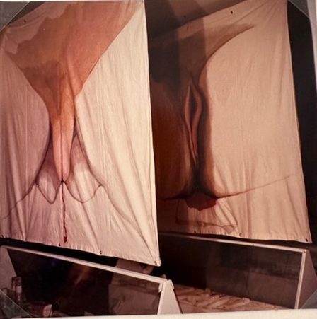 Detail uit de tentoonstelling ‘Verschijnt Maandelijks over menstruatie’ (Galerie Amazone, 1982), Atria archief