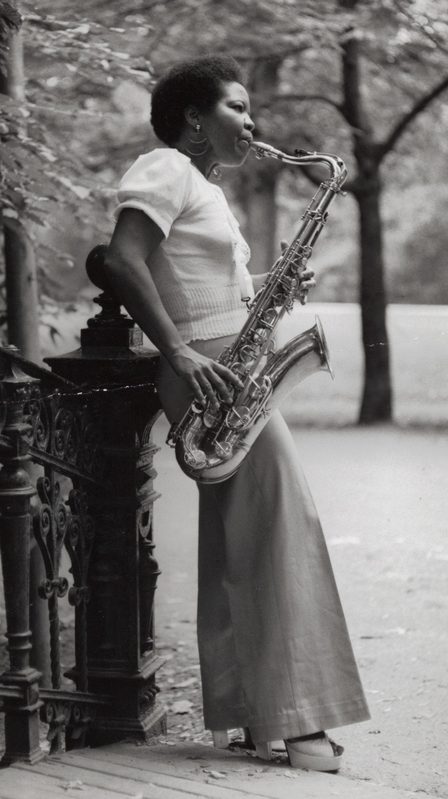 Amerikaanse tenor saxofoniste Rosa King in park Amsterdam. Foto Rijksvoorlichtingsdienst Nationaal Archief