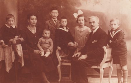 Anna Grimmon met de kinderen die zij baarde en haar man. 1930, gelegenheid 12,5 jaar getrouwd. Fotograaf onbekend. Uit familie-archief.