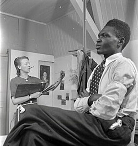 Anneke van der Feer schildert het portret van David Cornelis, 1940
