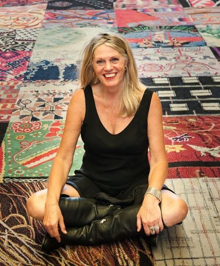 Barbara Broekman zittend op tapijtkunstwerk 'Mijn Stad, Een feest van verscheidenheid', 2014, Amsterdam Museum, foto Mats van Soolingen