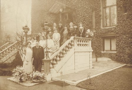 Betty en Eduard Lehmann tijdens hun 25 jarige huwelijk op het bordes van de villa 1925