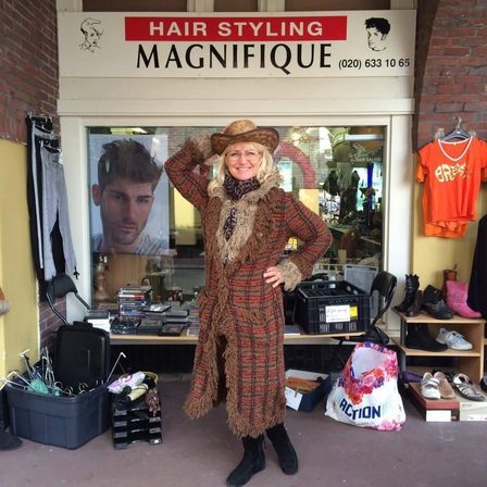 Benthe Knipmeijer in haar winkel, fotograaf Gik-Hok Goei