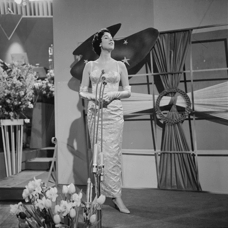 Corry Brokken tijdens het Eurovisie Songfestival van 1958 in Hilversum Beeld en Geluid
