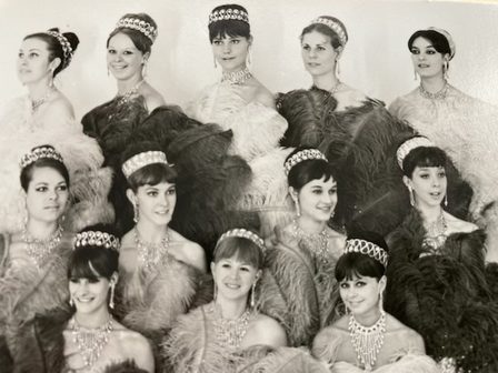 Danseressen van de Revue, foto prive bezit