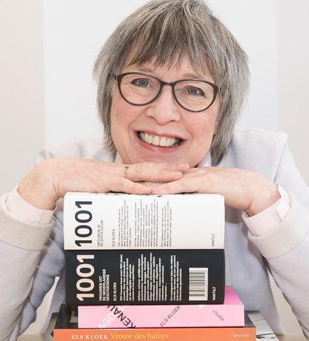 Els Kloek met boek 1001 vrouwen, foto Monique Kooijmans