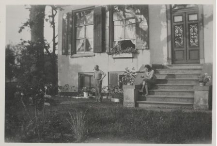 Else Berg en Mommie Schwarz staand voor het huis Geijnwijk van de familie Baanders in Baambrugge, ca 1940, Collectie Joods Historisch Museum