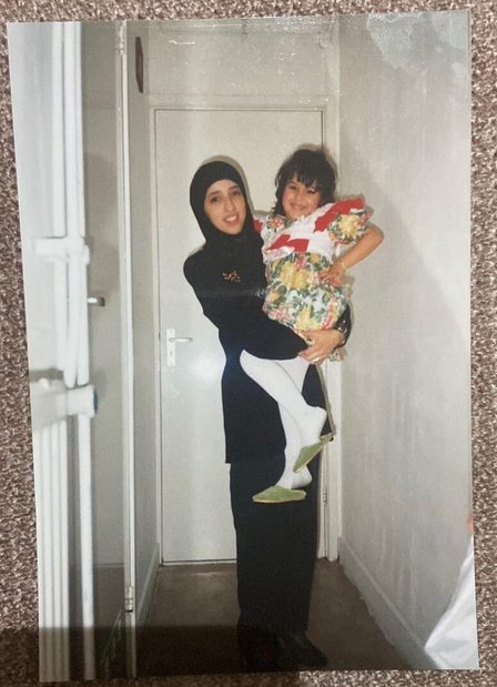Foto waarop Fatima Elatik Selma Lemsaadi als klein meisje in haar handen houdt.