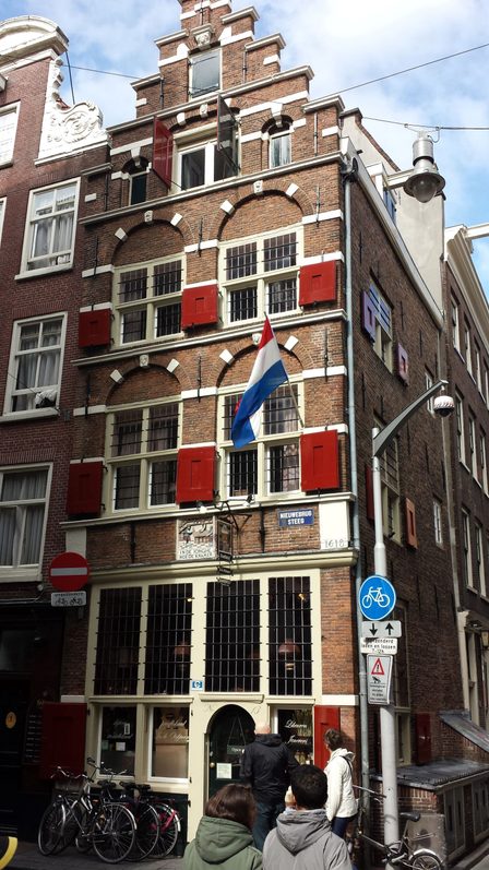 Proeflokaal ‘In de Olofspoort’ with liberation flag, photo Riny Reiken