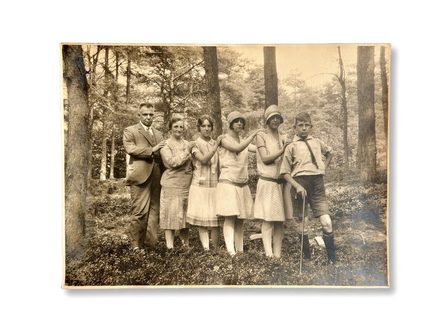 Het gezin Groot op vakantie met Cornelia vierde van links, ca. 1930, foto: Reindert Groot senior