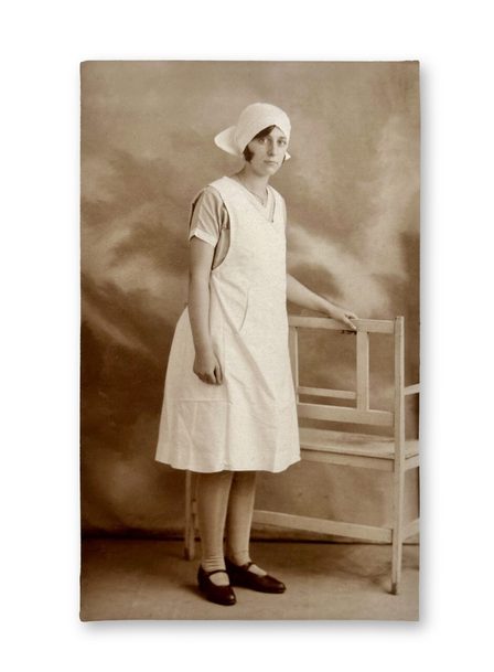 Cornelia als leerling-verpleegster bij het Julianaziekenhuis, ca. 1935