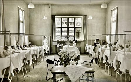 Een zaal van de klasse-afdeling van 'zuster Cor' in het Julianaziekenhuis, ca. 1950
