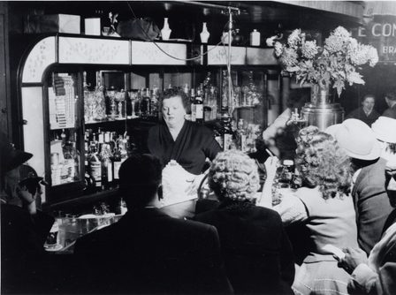 Helena Kok Polder, bijgenaamd Tante Leen in het café van haar man Bram Jansen, café Royal Nieuwendijk 103, foto Stadsarchief Amsterdam