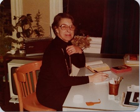 Jo Fiedeldij Dop aan haar, met slagzin gewonnen Gispen bureau, in haar werkkamer, 1978. Foto Huib de Boer, privébezit