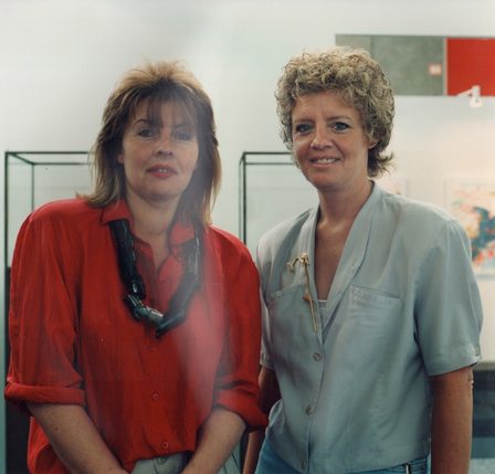 Louise Smit met tweelingzus en assistent Rita van der Wallen op Kunst RAI 1989 Foto met dank aan Louise Smit©