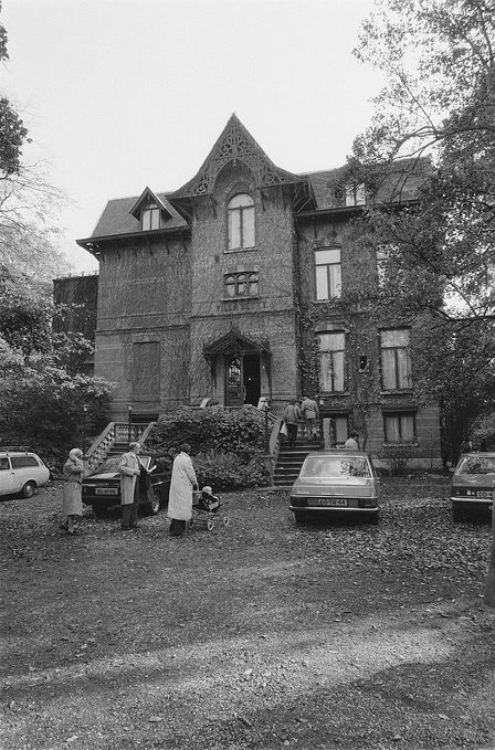 Maandag 3 november 1980 vindt de veiling inboedel van Villa Betty in Overtoom 266 plaats Fotocollectie Anefo Hans van Dijk