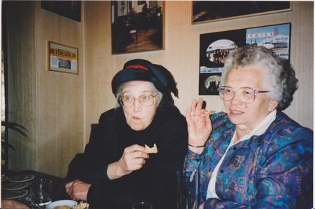 Major and mom chatting endlessly, photo by Riny Reiken