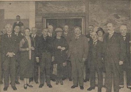 Marie Hubrecht (center with hat) at the opening of the building of the Municipal Lyceum for Girls in Amsterdam, photo Algemeen Handelsblad Sept. 16, 1926 (via Delpher)