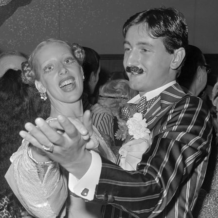 Mathilde Willink with friend, 1975 (Wikimedia)