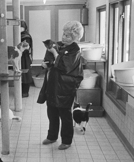 Mevrouw H. van Weelde op de Poezenboot op de Singel in Amsterdam 1986 foto Nationaal Archief Roland Gerrits Anefo