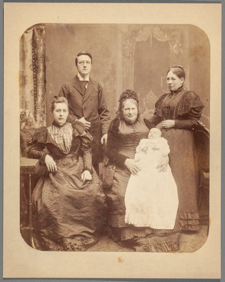 Mina de Meijere midden met haar dochter Mina kleindochter Coba en achterkleindochter Mie 1894 foto Albertine Dijkema