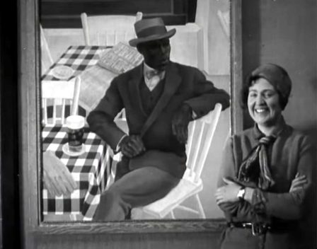 Nola Hatterman next to her portrait of Louis Richard Drenthe ‘On the terrace’, 1932, Polygoon Hollands Nieuws (producer), Wikimedia Commons