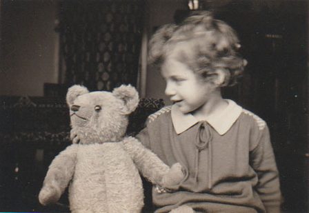 Noor met haar teddybeer op 3 jarige leeftijd, foto uit familiearchief